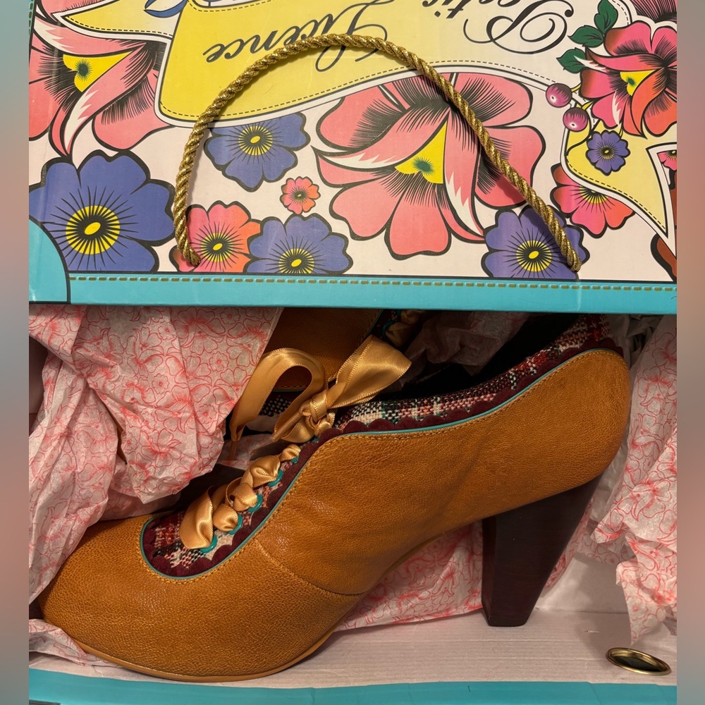NIB Poetic License Tan and Gold Lace up Heels